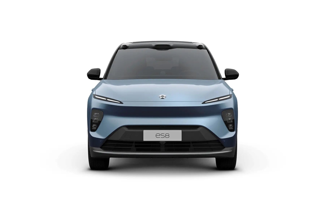 Dual Motor NIO ES8 Electric SUV With Bold Front Grille And Distinctive LED Headlights