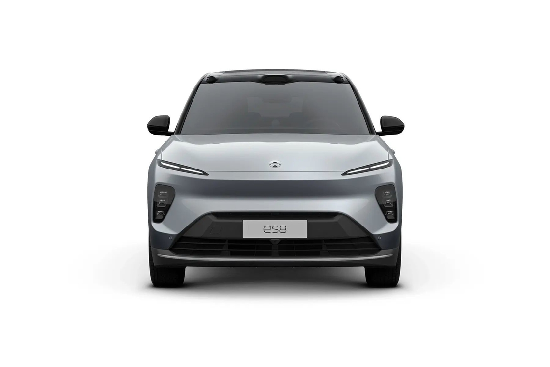Dual Motor NIO ES8 Electric SUV With Bold Front Grille And Distinctive LED Headlights
