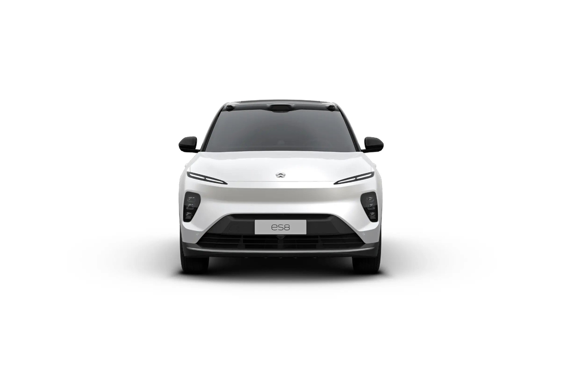 Dual Motor NIO ES8 Electric SUV With Bold Front Grille And Distinctive LED Headlights
