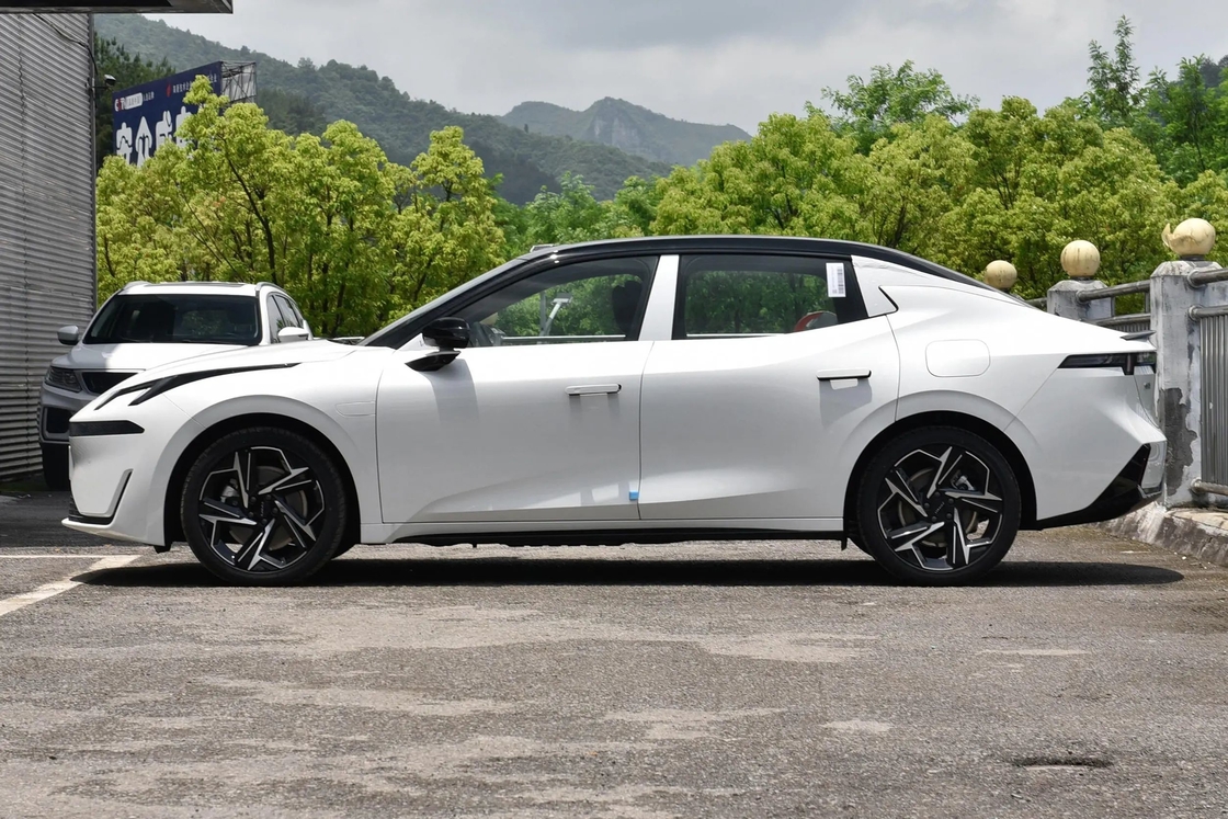 500km Lynk & Co Full Electric SUV Car Plug In Hybrid Fast Charge 0.45 Hours