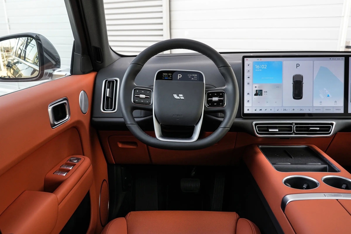 High-End Configurations Lixiang Electric Car Ideal L7 with Car Refrigerator and LCD TV